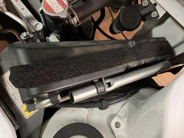 ミニキャブトラックＭ　９，３６５キロパワステ／エアコン／荷台マット／工具箱／令和３年９，３６５万ｋｍ／左右エアバック／エアコン／パワステ／ＡＭＦＭチューナー／５速マニュアルミッション／荷台マット／工具箱／ゲートプロテクターゴム／運転席・助手席アシストグリップ／スペアタイヤ／（大阪府）の中古車