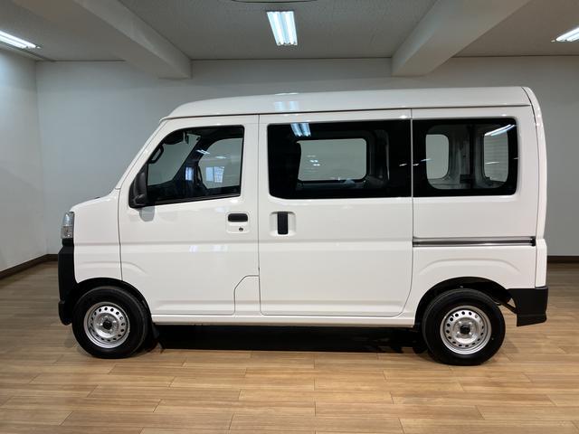 ハイゼットカーゴスペシャル／新車保証継承／走行０．５万ｋｍ／スマートアシスト新車保証継承／ＡＭ・ＦＭチューナー／前席パワーウインドー／オートライト／エアコン／パワステ／スマートアシスト／クリアランスソナー／オートマチックハイビーム／アイドリングストップ（大阪府）の中古車