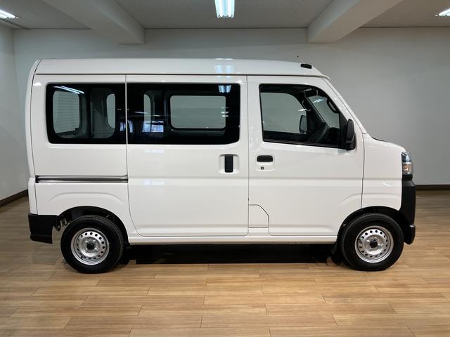 ハイゼットカーゴスペシャル／新車保証継承／走行０．５万ｋｍ／スマートアシスト新車保証継承／ＡＭ・ＦＭチューナー／前席パワーウインドー／オートライト／エアコン／パワステ／スマートアシスト／クリアランスソナー／オートマチックハイビーム／アイドリングストップ（大阪府）の中古車