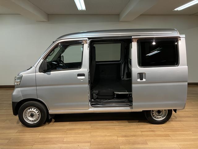 ハイゼットカーゴデラックスSAIII/1年間走行距離無制限保証/4速AT車1年間走行距離無制限保証/走行4.3万km/4速AT車/CDチューナー/前席パワーウインドー/スモークガラス/LEDヘッドライト/キーレスエントリー/スマートアシストIII/アイドリングストップ(大阪府)の中古車