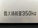 保証継承／走行０．７万ｋｍ／ＡＭ・ＦＭチューナー／前席パワーウインドー／スモークガラス／オートライト／クリアランスソナー／キーレスエントリー／アイドリングストップ／オートマチックハイビーム（大阪府）の中古車