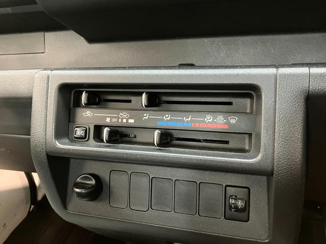 ハイゼットトラックスタンダード　２ＷＤ　５ＭＴ　ＡＭ／ＦＭラジオ５速マニュアルミッション車　ＡＭ／ＦＭラジオ　運転席エアバッグ　マニュアルエアコン　マニュアルレベリング　バッテリーカバー　ゲートプロテクター（滋賀県）の中古車