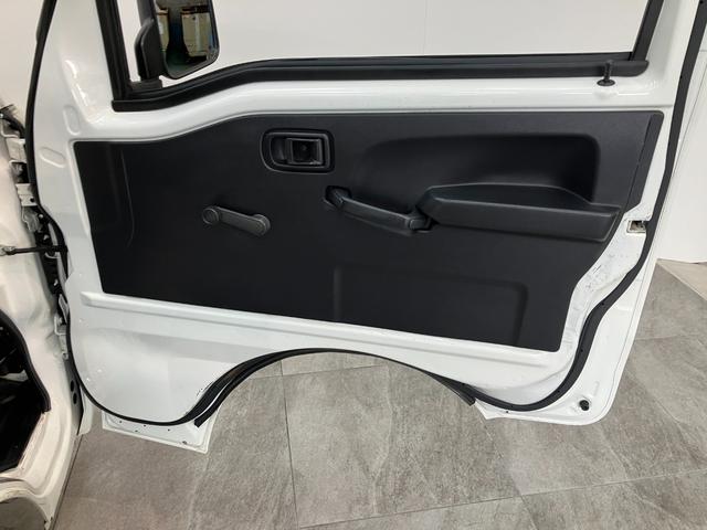 ハイゼットトラックスタンダード　２ＷＤ　５ＭＴ　ＡＭ／ＦＭラジオ５速マニュアルミッション車　ＡＭ／ＦＭラジオ　運転席エアバッグ　マニュアルエアコン　マニュアルレベリング　バッテリーカバー　ゲートプロテクター（滋賀県）の中古車