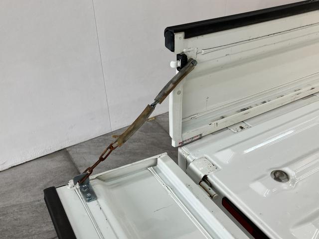 ハイゼットトラックスタンダード　２ＷＤ　５ＭＴ　ＡＭ／ＦＭラジオ５速マニュアルミッション車　ＡＭ／ＦＭラジオ　運転席エアバッグ　マニュアルエアコン　マニュアルレベリング　バッテリーカバー　ゲートプロテクター（滋賀県）の中古車