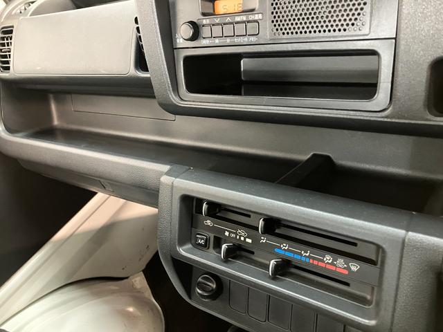 ハイゼットトラックスタンダード　２ＷＤ　５ＭＴ　ＡＭ／ＦＭラジオ５速マニュアルミッション車　ＡＭ／ＦＭラジオ　運転席エアバッグ　マニュアルエアコン　マニュアルレベリング　バッテリーカバー　ゲートプロテクター（滋賀県）の中古車