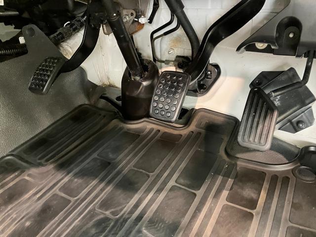 ハイゼットトラックスタンダード　２ＷＤ　５ＭＴ　ＡＭ／ＦＭラジオ５速マニュアルミッション車　ＡＭ／ＦＭラジオ　運転席エアバッグ　マニュアルエアコン　マニュアルレベリング　バッテリーカバー　ゲートプロテクター（滋賀県）の中古車