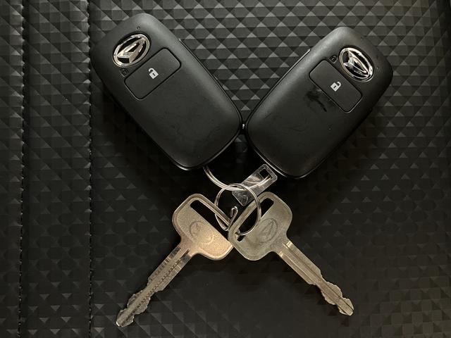 ハイゼットトラックハイルーフ　２ＷＤ／ＣＶＴ／走行０．６万キロ／キーフリー令和５年式／走行０．６万キロ／フロントガーニッシュ／オーディオレス／ゲートプロテクター／テールゲートチェーン／キーフリー／パワーウィンド／電動格納式ドアミラー／オートライト（大阪府）の中古車