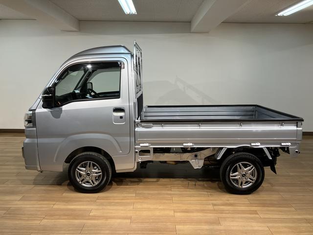 ハイゼットトラックハイルーフ　２ＷＤ／ＣＶＴ／走行０．６万キロ／キーフリー令和５年式／走行０．６万キロ／フロントガーニッシュ／オーディオレス／ゲートプロテクター／テールゲートチェーン／キーフリー／パワーウィンド／電動格納式ドアミラー／オートライト（大阪府）の中古車