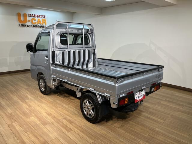 ハイゼットトラックハイルーフ　２ＷＤ／ＣＶＴ／走行０．６万キロ／キーフリー令和５年式／走行０．６万キロ／フロントガーニッシュ／オーディオレス／ゲートプロテクター／テールゲートチェーン／キーフリー／パワーウィンド／電動格納式ドアミラー／オートライト（大阪府）の中古車