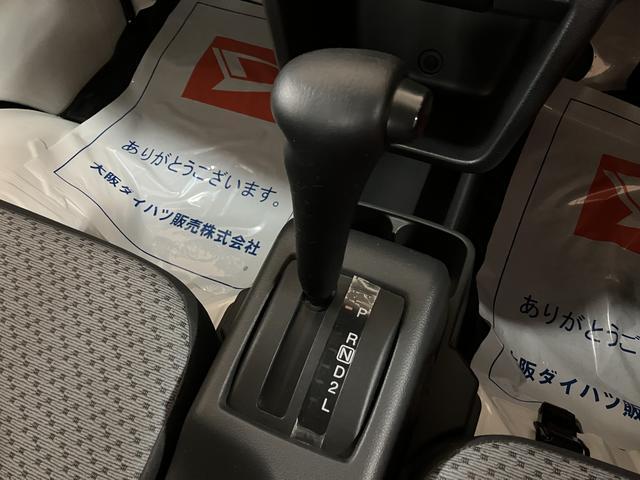 キャリイトラックＫＣエアコン・パワステ　平成２８年式／走行１．１万キロエアコン／パワステ／２ＷＤ／３ＡＴ／平成２８年式／走行１．１万キロ／荷台マット／点検整備付き／テールゲートチェーン／バイザー（大阪府）の中古車