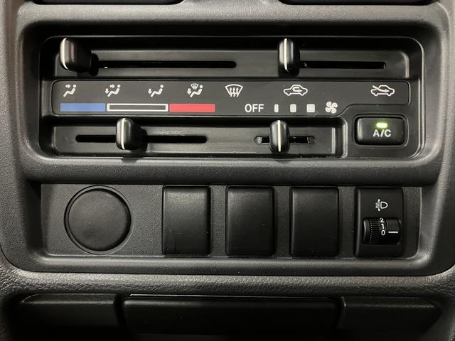 キャリイトラックＫＣエアコン・パワステ　平成２８年式／走行１．１万キロエアコン／パワステ／２ＷＤ／３ＡＴ／平成２８年式／走行１．１万キロ／荷台マット／点検整備付き／テールゲートチェーン／バイザー（大阪府）の中古車