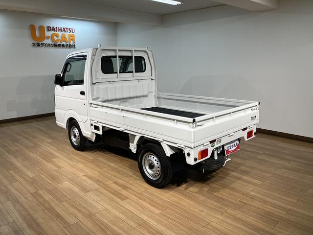 キャリイトラックＫＣエアコン・パワステ　平成２８年式／走行１．１万キロエアコン／パワステ／２ＷＤ／３ＡＴ／平成２８年式／走行１．１万キロ／荷台マット／点検整備付き／テールゲートチェーン／バイザー（大阪府）の中古車