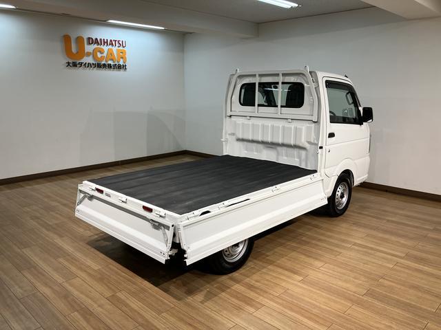 キャリイトラックＫＣエアコン・パワステ　平成２８年式／走行１．１万キロエアコン／パワステ／２ＷＤ／３ＡＴ／平成２８年式／走行１．１万キロ／荷台マット／点検整備付き／テールゲートチェーン／バイザー（大阪府）の中古車
