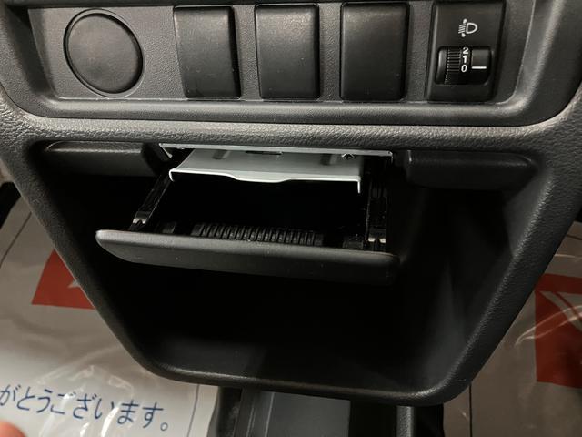 キャリイトラックＫＣエアコン・パワステ　平成２８年式／走行１．１万キロエアコン／パワステ／２ＷＤ／３ＡＴ／平成２８年式／走行１．１万キロ／荷台マット／点検整備付き／テールゲートチェーン／バイザー（大阪府）の中古車