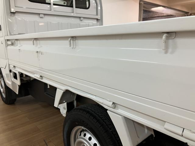 キャリイトラックＫＣエアコン・パワステ　平成２８年式／走行１．１万キロエアコン／パワステ／２ＷＤ／３ＡＴ／平成２８年式／走行１．１万キロ／荷台マット／点検整備付き／テールゲートチェーン／バイザー（大阪府）の中古車
