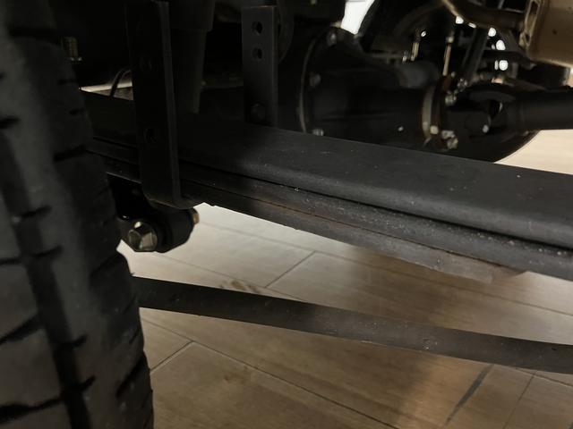 キャリイトラックＫＣエアコン・パワステ　平成２８年式／走行１．１万キロエアコン／パワステ／２ＷＤ／３ＡＴ／平成２８年式／走行１．１万キロ／荷台マット／点検整備付き／テールゲートチェーン／バイザー（大阪府）の中古車