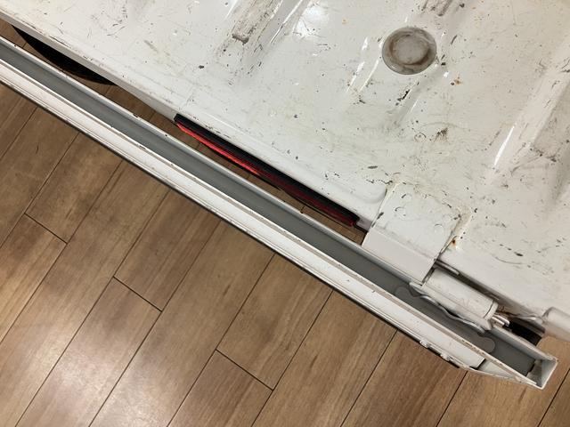 ハイゼットトラックスタンダード　２ＷＤ／５ＭＴ／令和２年式／走行４．１万キロ令和２年式／走行４．１万キロ／２ＷＤ／５ＭＴ／ゲートプロテクター／リヤガラススモーク／１年間距離無制限保証／エアコン／パワステ（大阪府）の中古車