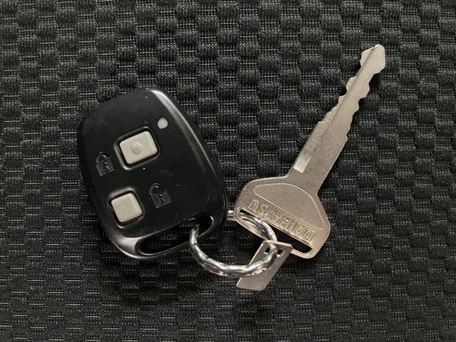 ハイゼットカーゴクルーズリミテッド/走行1.1万キロ/車検整備渡し/1年保証走行1.1万キロ/ナビ/Bluetooth/ドラレコ/ETC/車検整備渡し/1年間走行距離無制限保証/パワーウインドウ/電動格納ミラー/キーレス/オーバーヘッドシェルフ/トップシェイドガラス/(大阪府)の中古車