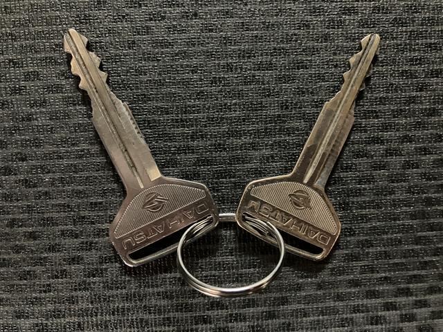 ハイゼットトラックスタンダード／走行６．５万ｋｍ／ＣＤ・ラジオチューナー１年間走行距離無制限保証／走行６．５万ｋｍ／ＣＤ・ラジオチューナー／マニュアルエアコン／ハロゲンヘッドライト／板キー２枚／ラバーマット（大阪府）の中古車