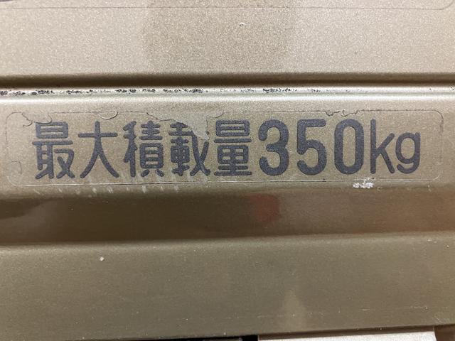 ハイゼットトラックスタンダード／走行６．５万ｋｍ／ＣＤ・ラジオチューナー１年間走行距離無制限保証／走行６．５万ｋｍ／ＣＤ・ラジオチューナー／マニュアルエアコン／ハロゲンヘッドライト／板キー２枚／ラバーマット（大阪府）の中古車