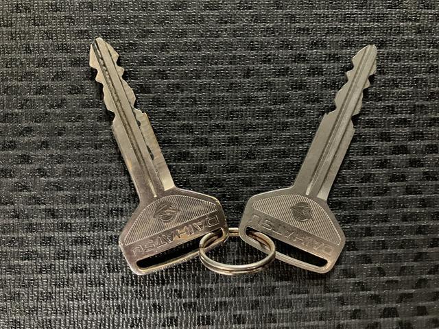 ハイゼットトラックスタンダード/走行5.9万km/AM・FMラジオ/平成28年1年間走行距離無制限保証/平成28年式/走行5.9万km/AM・FMラジオ/3AT/ハロゲンヘッドライト/マニュアルエアコン/マット/バイザー/車検整備渡し(大阪府)の中古車