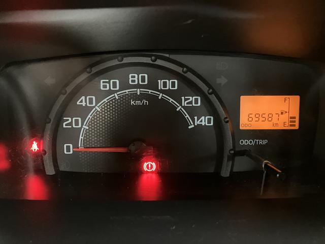 ハイゼットトラックスタンダード 2WD/5MT/令和3年式/荷台作業灯令和3年式/走行7.0万キロ/5MT/2WD/荷台作業灯/AM/FMラジオ/テールゲートチェーン/ラバーマット/ロングバイザー/ハロゲンヘッドライト/オートライト(大阪府)の中古車