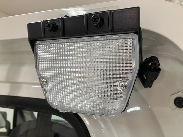 ハイゼットトラックスタンダード 2WD/5MT/令和3年式/荷台作業灯令和3年式/走行7.0万キロ/5MT/2WD/荷台作業灯/AM/FMラジオ/テールゲートチェーン/ラバーマット/ロングバイザー/ハロゲンヘッドライト/オートライト(大阪府)の中古車