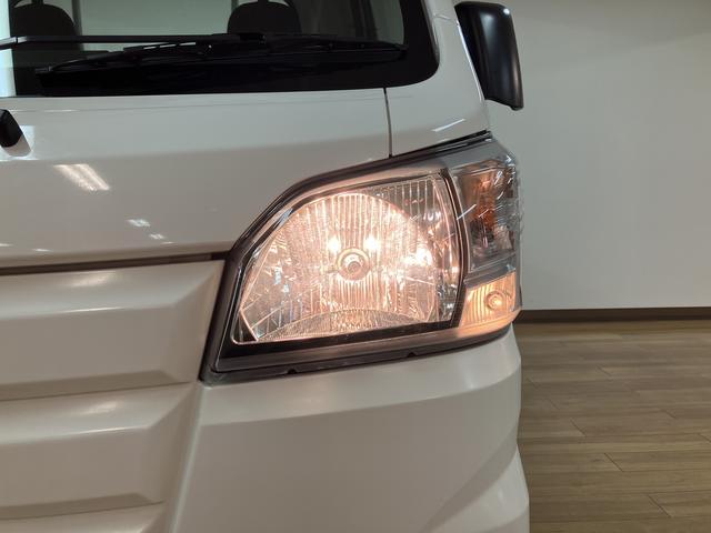 ハイゼットトラックスタンダード 2WD/5MT/令和3年式/荷台作業灯令和3年式/走行7.0万キロ/5MT/2WD/荷台作業灯/AM/FMラジオ/テールゲートチェーン/ラバーマット/ロングバイザー/ハロゲンヘッドライト/オートライト(大阪府)の中古車