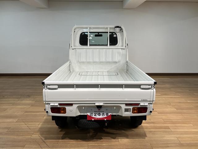 ハイゼットトラックスタンダード 2WD/5MT/令和3年式/荷台作業灯令和3年式/走行7.0万キロ/5MT/2WD/荷台作業灯/AM/FMラジオ/テールゲートチェーン/ラバーマット/ロングバイザー/ハロゲンヘッドライト/オートライト(大阪府)の中古車