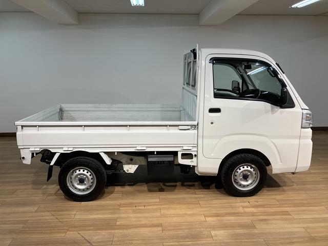 ハイゼットトラックスタンダード 2WD/5MT/令和3年式/荷台作業灯令和3年式/走行7.0万キロ/5MT/2WD/荷台作業灯/AM/FMラジオ/テールゲートチェーン/ラバーマット/ロングバイザー/ハロゲンヘッドライト/オートライト(大阪府)の中古車