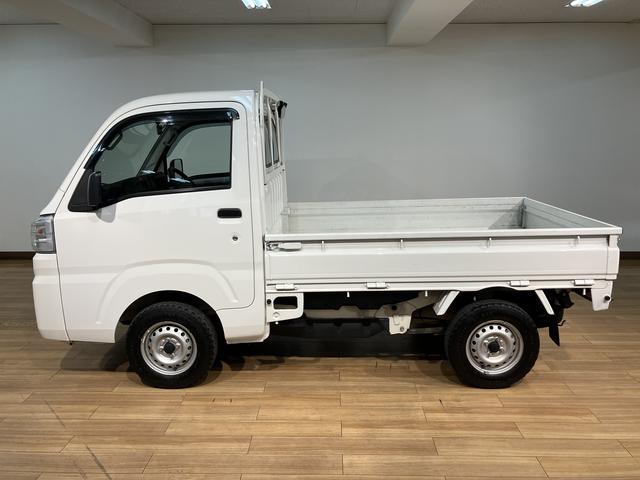 ハイゼットトラックスタンダード 2WD/5MT/令和3年式/荷台作業灯令和3年式/走行7.0万キロ/5MT/2WD/荷台作業灯/AM/FMラジオ/テールゲートチェーン/ラバーマット/ロングバイザー/ハロゲンヘッドライト/オートライト(大阪府)の中古車