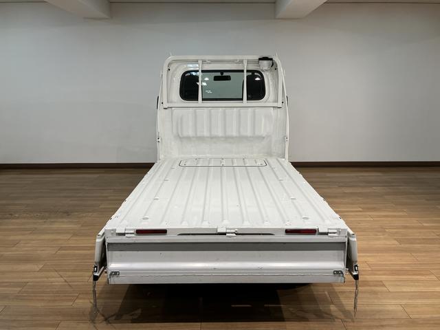 ハイゼットトラックスタンダード 2WD/5MT/令和3年式/荷台作業灯令和3年式/走行7.0万キロ/5MT/2WD/荷台作業灯/AM/FMラジオ/テールゲートチェーン/ラバーマット/ロングバイザー/ハロゲンヘッドライト/オートライト(大阪府)の中古車