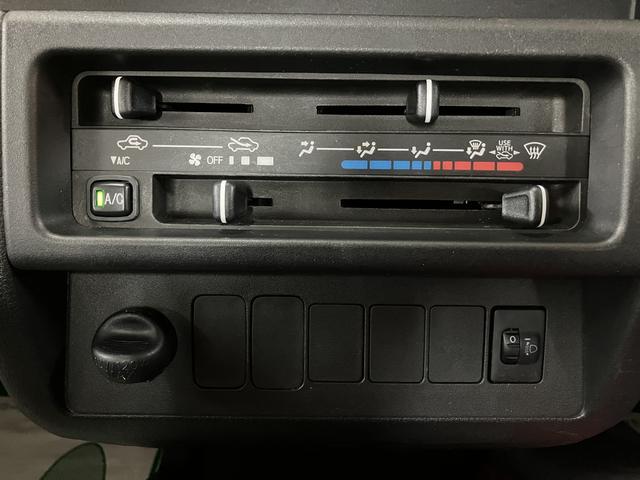 ハイゼットトラックスタンダード 2WD/5MT/令和3年式/荷台作業灯令和3年式/走行7.0万キロ/5MT/2WD/荷台作業灯/AM/FMラジオ/テールゲートチェーン/ラバーマット/ロングバイザー/ハロゲンヘッドライト/オートライト(大阪府)の中古車