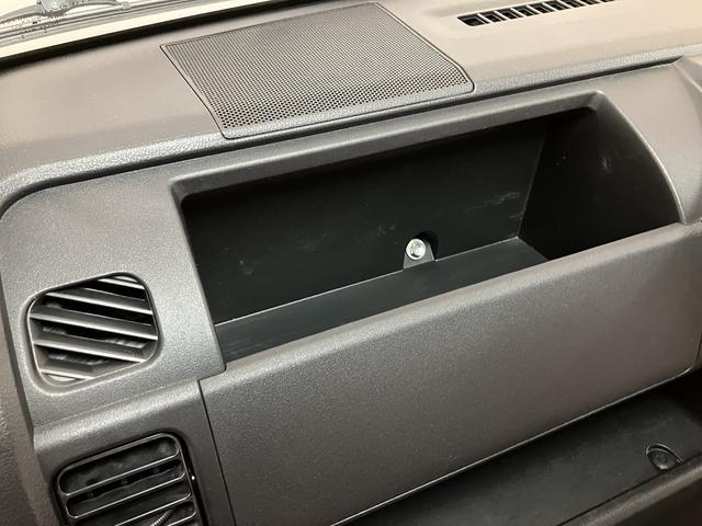 ハイゼットトラックスタンダード 2WD/5MT/令和3年式/荷台作業灯令和3年式/走行7.0万キロ/5MT/2WD/荷台作業灯/AM/FMラジオ/テールゲートチェーン/ラバーマット/ロングバイザー/ハロゲンヘッドライト/オートライト(大阪府)の中古車