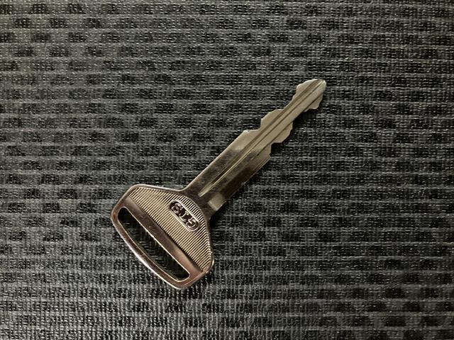 ハイゼットトラックスタンダード 2WD/5MT/令和3年式/荷台作業灯令和3年式/走行7.0万キロ/5MT/2WD/荷台作業灯/AM/FMラジオ/テールゲートチェーン/ラバーマット/ロングバイザー/ハロゲンヘッドライト/オートライト(大阪府)の中古車