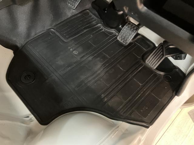 ハイゼットトラックスタンダード 2WD/5MT/令和3年式/荷台作業灯令和3年式/走行7.0万キロ/5MT/2WD/荷台作業灯/AM/FMラジオ/テールゲートチェーン/ラバーマット/ロングバイザー/ハロゲンヘッドライト/オートライト(大阪府)の中古車