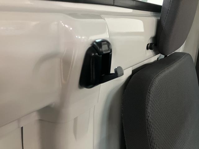 ハイゼットトラックスタンダード 2WD/5MT/令和3年式/荷台作業灯令和3年式/走行7.0万キロ/5MT/2WD/荷台作業灯/AM/FMラジオ/テールゲートチェーン/ラバーマット/ロングバイザー/ハロゲンヘッドライト/オートライト(大阪府)の中古車