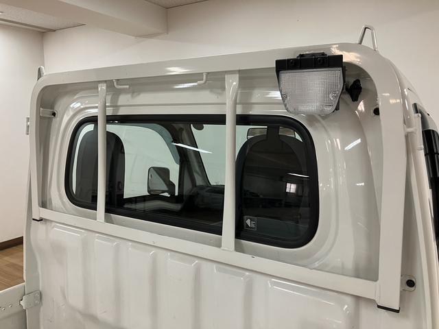 ハイゼットトラックスタンダード 2WD/5MT/令和3年式/荷台作業灯令和3年式/走行7.0万キロ/5MT/2WD/荷台作業灯/AM/FMラジオ/テールゲートチェーン/ラバーマット/ロングバイザー/ハロゲンヘッドライト/オートライト(大阪府)の中古車