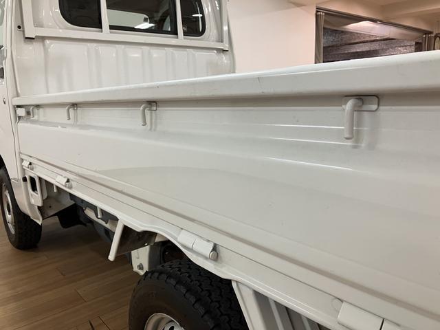 ハイゼットトラックスタンダード 2WD/5MT/令和3年式/荷台作業灯令和3年式/走行7.0万キロ/5MT/2WD/荷台作業灯/AM/FMラジオ/テールゲートチェーン/ラバーマット/ロングバイザー/ハロゲンヘッドライト/オートライト(大阪府)の中古車