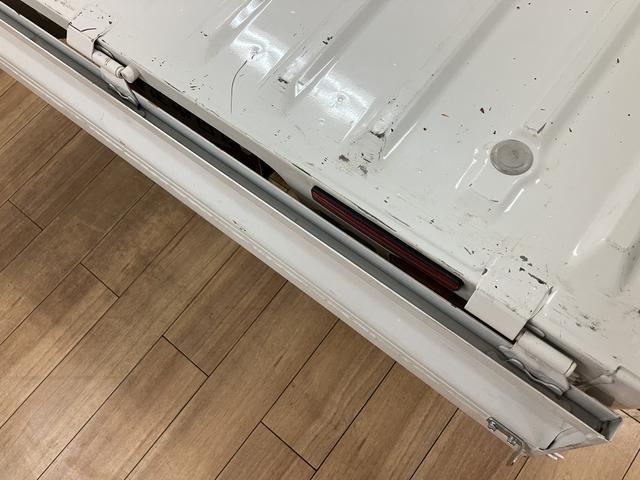 ハイゼットトラックスタンダード 2WD/5MT/令和3年式/荷台作業灯令和3年式/走行7.0万キロ/5MT/2WD/荷台作業灯/AM/FMラジオ/テールゲートチェーン/ラバーマット/ロングバイザー/ハロゲンヘッドライト/オートライト(大阪府)の中古車