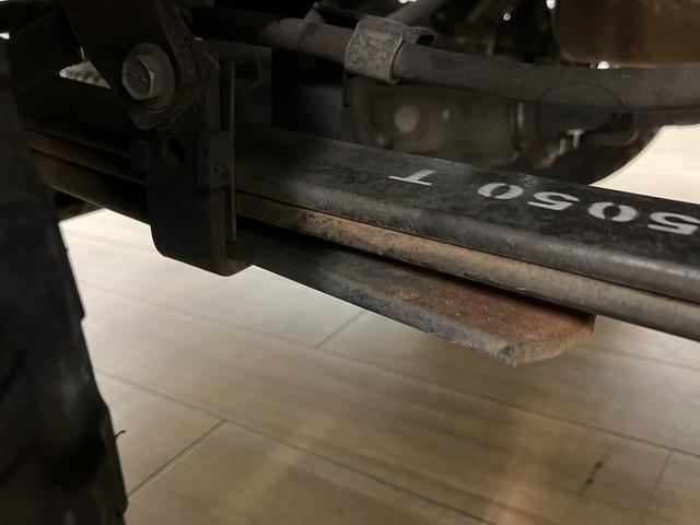 ハイゼットトラックスタンダード 2WD/5MT/令和3年式/荷台作業灯令和3年式/走行7.0万キロ/5MT/2WD/荷台作業灯/AM/FMラジオ/テールゲートチェーン/ラバーマット/ロングバイザー/ハロゲンヘッドライト/オートライト(大阪府)の中古車