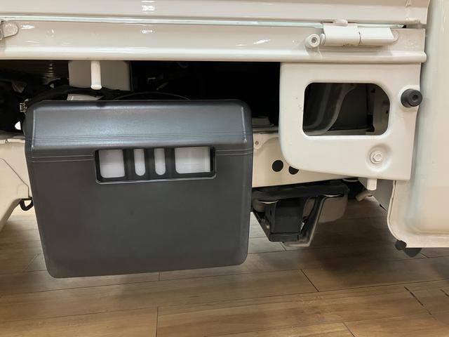 ハイゼットトラックスタンダード 2WD/5MT/令和3年式/荷台作業灯令和3年式/走行7.0万キロ/5MT/2WD/荷台作業灯/AM/FMラジオ/テールゲートチェーン/ラバーマット/ロングバイザー/ハロゲンヘッドライト/オートライト(大阪府)の中古車