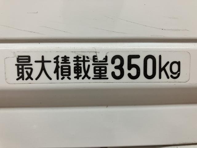 ハイゼットトラックスタンダード 2WD/5MT/令和3年式/荷台作業灯令和3年式/走行7.0万キロ/5MT/2WD/荷台作業灯/AM/FMラジオ/テールゲートチェーン/ラバーマット/ロングバイザー/ハロゲンヘッドライト/オートライト(大阪府)の中古車
