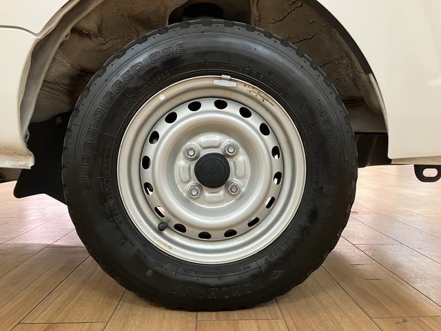 ハイゼットトラックスタンダード 2WD/5MT/令和3年式/荷台作業灯令和3年式/走行7.0万キロ/5MT/2WD/荷台作業灯/AM/FMラジオ/テールゲートチェーン/ラバーマット/ロングバイザー/ハロゲンヘッドライト/オートライト(大阪府)の中古車