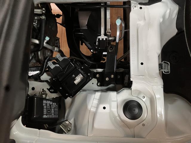 ハイゼットトラックスタンダード 2WD/5MT/令和3年式/荷台作業灯令和3年式/走行7.0万キロ/5MT/2WD/荷台作業灯/AM/FMラジオ/テールゲートチェーン/ラバーマット/ロングバイザー/ハロゲンヘッドライト/オートライト(大阪府)の中古車