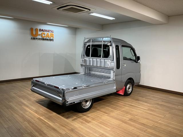 ハイゼットトラックジャンボ／４ＷＤ／５ＭＴ／パワーウインドウ／キーレス／荷台作業灯／テールゲートチェーン／マッドフラップ／フォグランプ／シートリクライニング／ＣＤチューナー／エアコン／パワステ／１年保証／（大阪府）の中古車