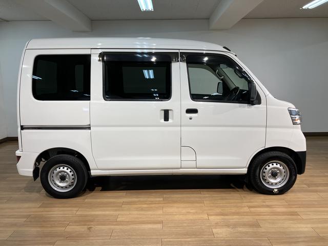 ハイゼットカーゴデラックスSAIII/車検整備渡し/1年保証/キーレス/パワーウインドウ/LEDヘッドライト/衝突軽減ブレーキ/横滑り防止装置/アイドリングストップ/FM&AMラジオ/オートハイビーム/トップシェイドガラス/(大阪府)の中古車