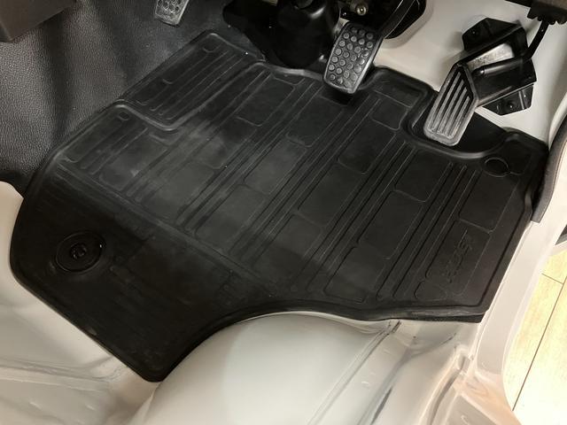 ハイゼットトラックスタンダード／２ＷＤ／５ＭＴ／ＡＭ・ＦＭラジオ／ラバーマット１年間走行距離無制限保証／走行１．８万ｋｍ／２ＷＤ／５ＭＴ／ＡＭ・ＦＭラジオ／ラバーマット／バイザー／エアコン／パワステ／ハロゲンフォグライト（大阪府）の中古車
