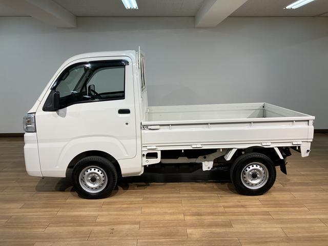 ハイゼットトラックスタンダード／２ＷＤ／５ＭＴ／ＡＭ・ＦＭラジオ／ラバーマット１年間走行距離無制限保証／走行１．８万ｋｍ／２ＷＤ／５ＭＴ／ＡＭ・ＦＭラジオ／ラバーマット／バイザー／エアコン／パワステ／ハロゲンフォグライト（大阪府）の中古車