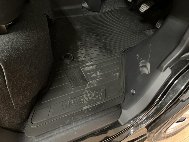 ハイゼットカーゴクルーズ　オーバーヘッドシェルフ　キーフリースマートアシスト　運転席・助手席エアバッグ　オーバーヘッドシェルフ　キーフリーシステム　コーナーセンサー　電動格納式ミラー　プッシュスタート　シガーソケット　パワーウィンドウ　ＣＶＴ（大阪府）の中古車